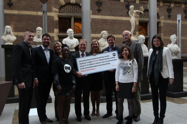 Van links naar rechts: jeugdambassadeur Jurnan Goos, Roelof van Laar, Agnes Mulder, jeugdambassadeur Judith Akebe, Erik Ziengs, Ingrid de Caluwé, Joël Voordewind, jeugdambassadeur Jessica Keetelaar, Eric Smaling en stafmedewerker van de commissie. Foto: ONE